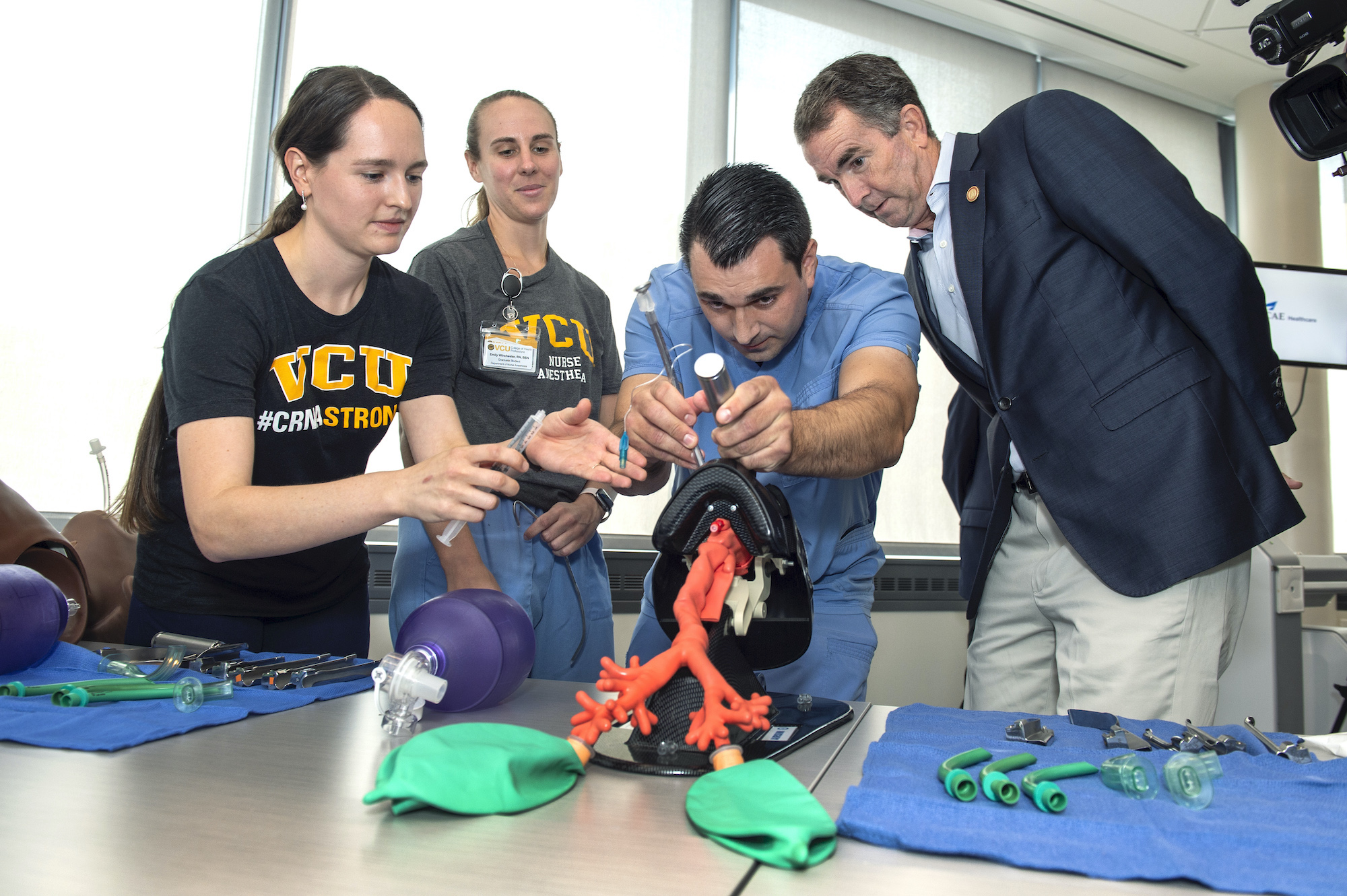 picture of Governor Northam in NA lab